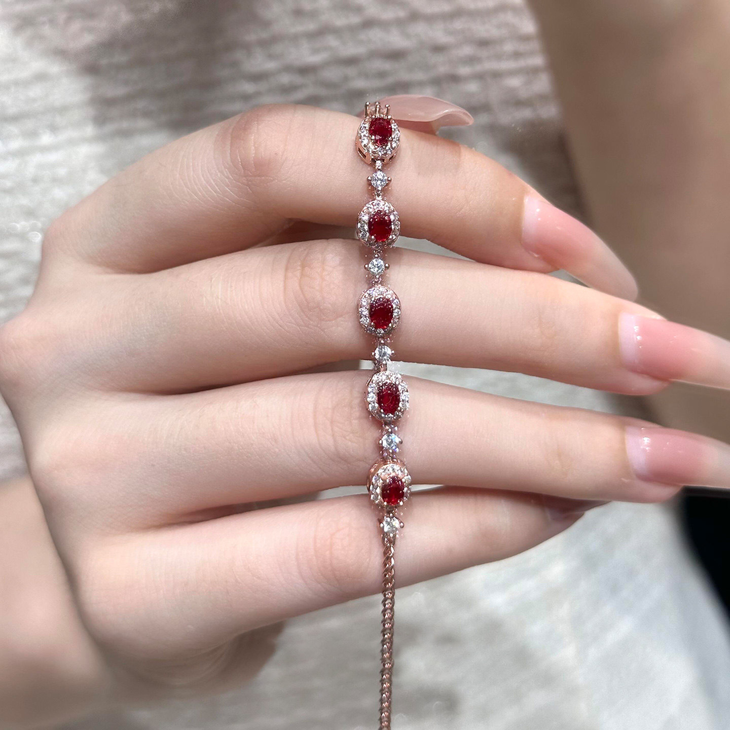 爆闪红色椭圆锆石手链女轻奢小众图片
