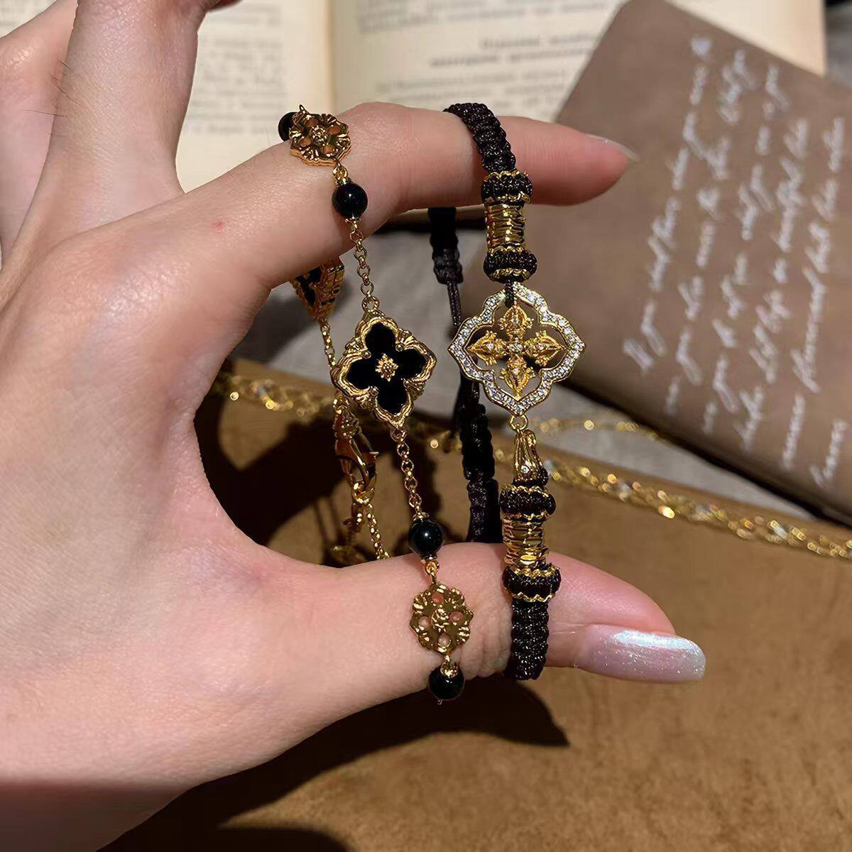 老钱风黑金四叶花显白轻奢手链