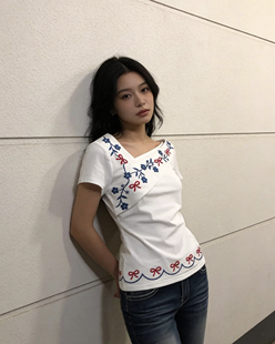 设计感小众修身 t恤女夏季 收腰显瘦上衣 复古白色斜肩刺绣短袖 美式