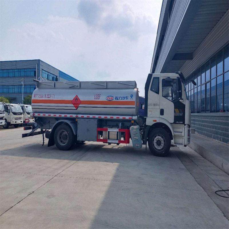 解放油车12吨厂家 配置 图片介绍 17立方(汽油)加油车