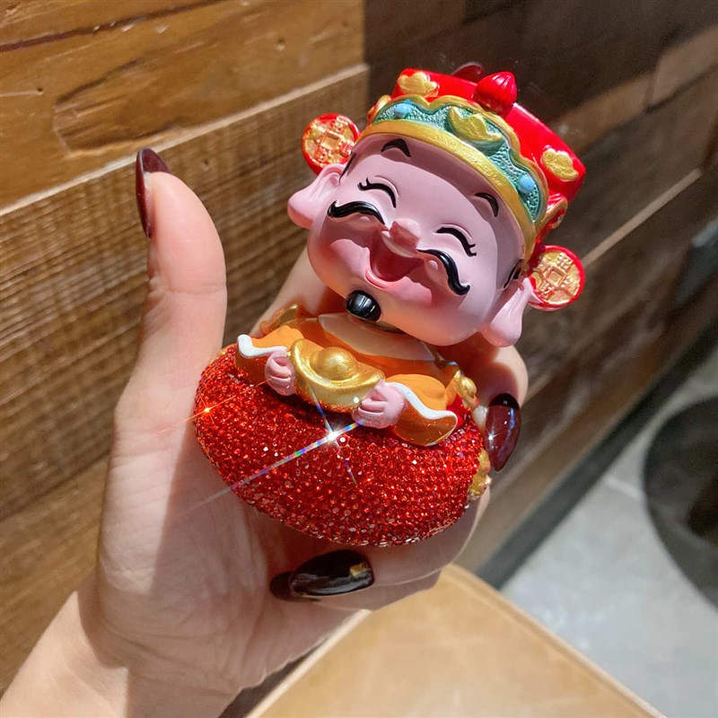 热销汽车创意红钻财神爷摆件轻奢个性摇头公仔车载中控台装饰精致