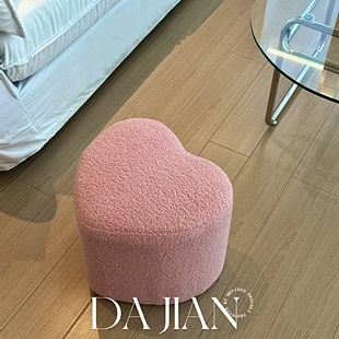粉色爱心换鞋凳门口家用轻奢高级感软包矮凳泰迪绒多巴胺卧室凳子