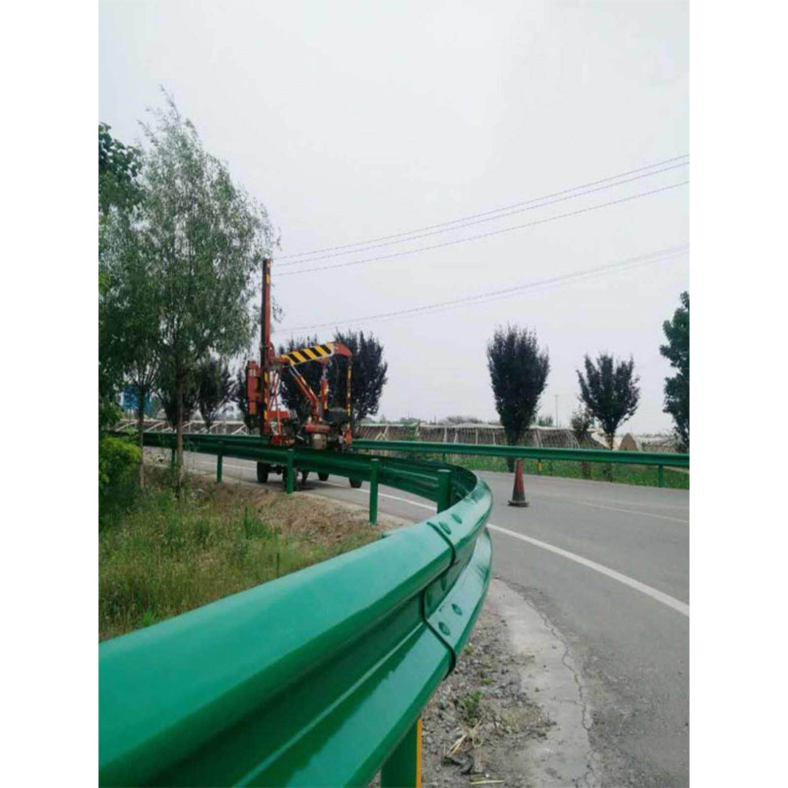 兰州波形护栏高速公路防护栏绿色可定制防撞栏国标热镀锌栏板厂家