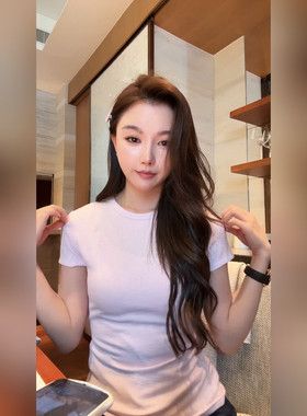 COCO ZONE 刘 一一 26早春修身肌理圆领短款T恤 CF1A0092