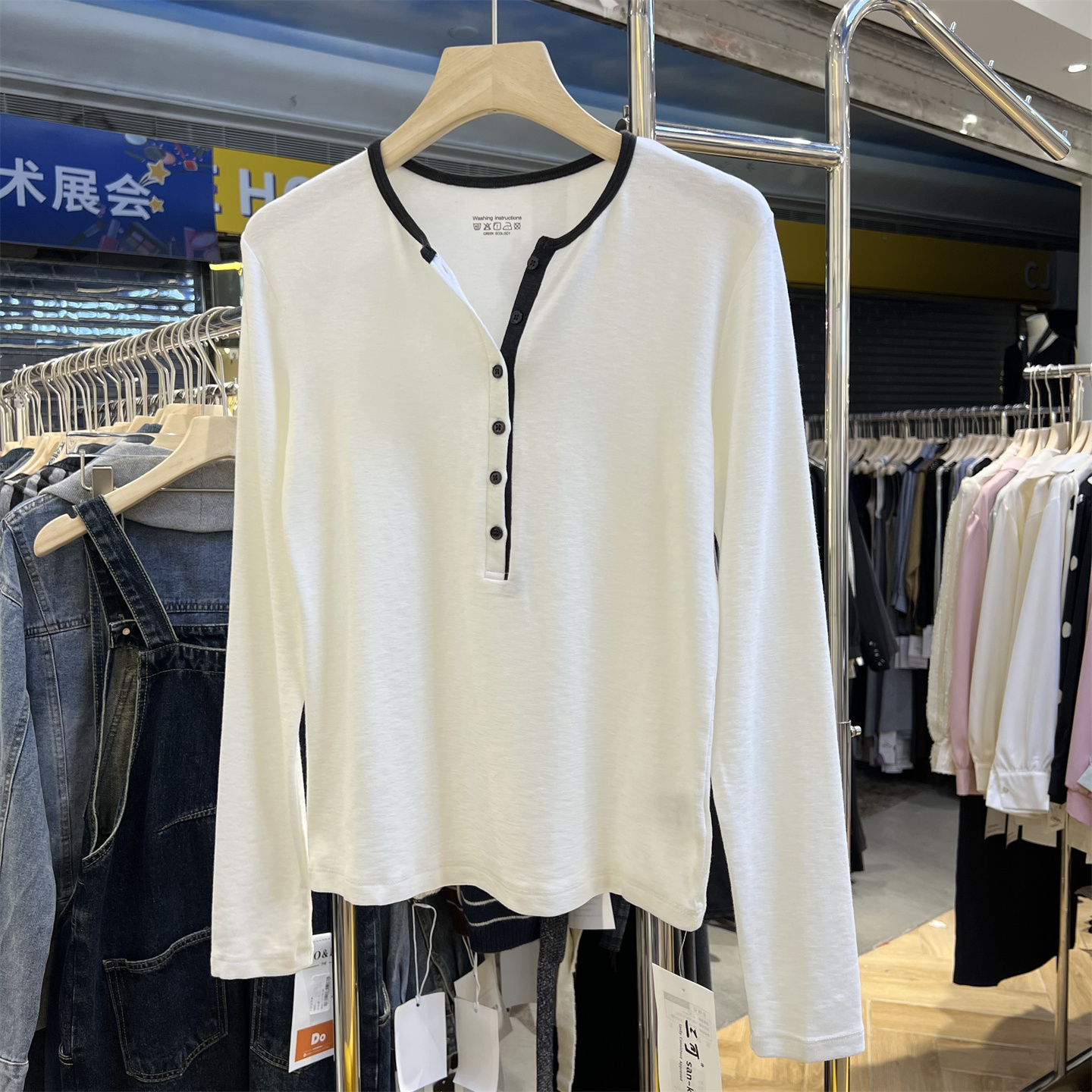 三可新品雪花细羊绒长袖T恤女撞色圆领单排扣修身显瘦打底衫上衣