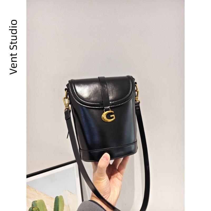 韩版亮面油蜡皮水桶包包女2024冬新款时尚单肩斜挎包百搭通勤包