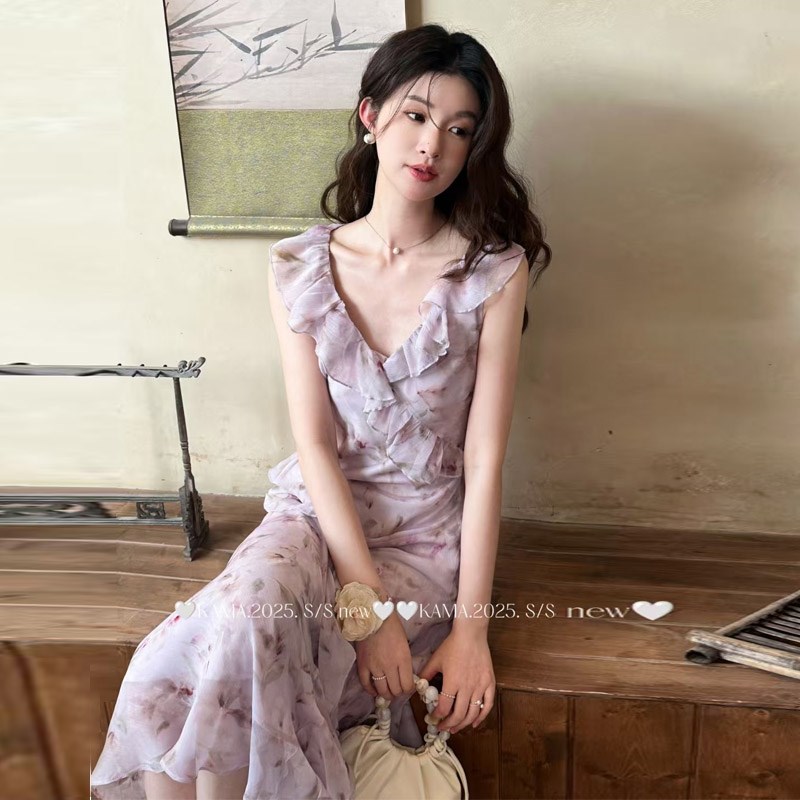 2025夏季紫色吊带V领碎花雪纺连衣裙飞袖木耳边收腰显瘦气质长裙