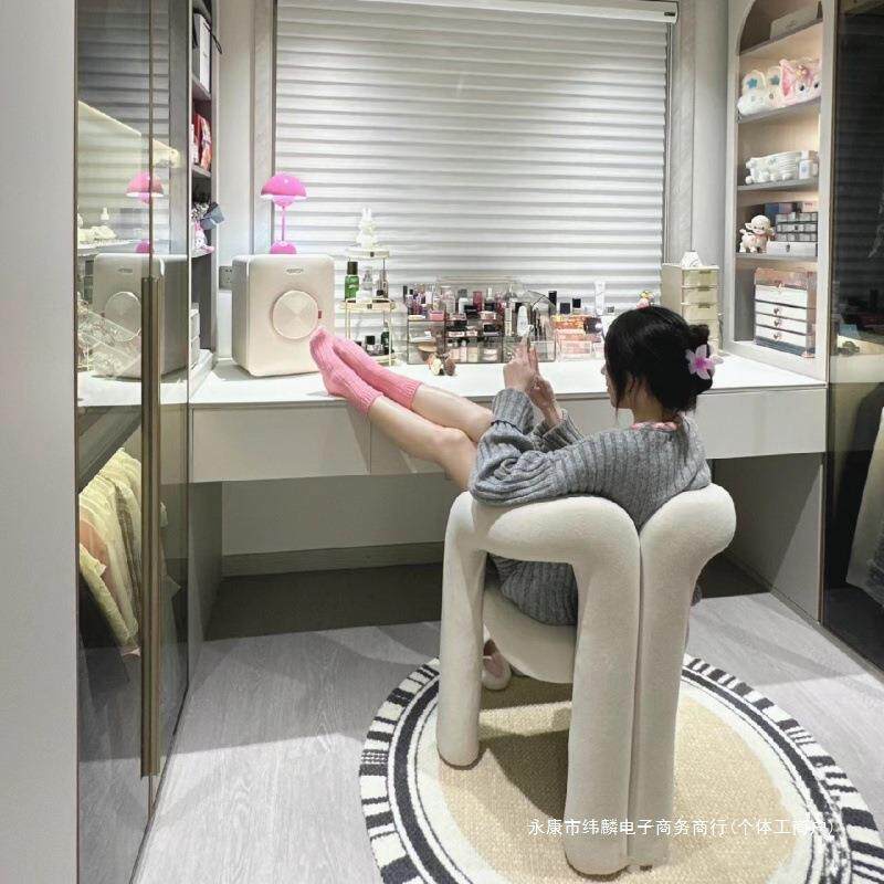 奶油风化妆椅网红设计师靠背女生卧室高级感美甲服装店家用餐桌椅