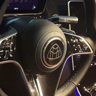 适用21-25款奔驰S级S450LE级E260LS480改装迈巴赫方向盘标志贴