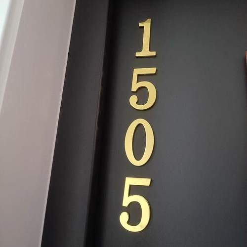 黑色的门就该配古铜色的门牌号