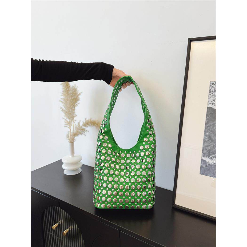 shoes women欧美时尚手提女包约姿新款休闲水桶包个性潮酷圆点铆