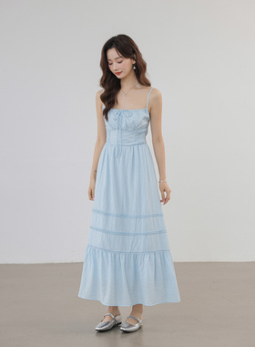 CLUB NEWS法式度假甜美肌理感压皱面料腰部打缆洋气百搭吊带裙