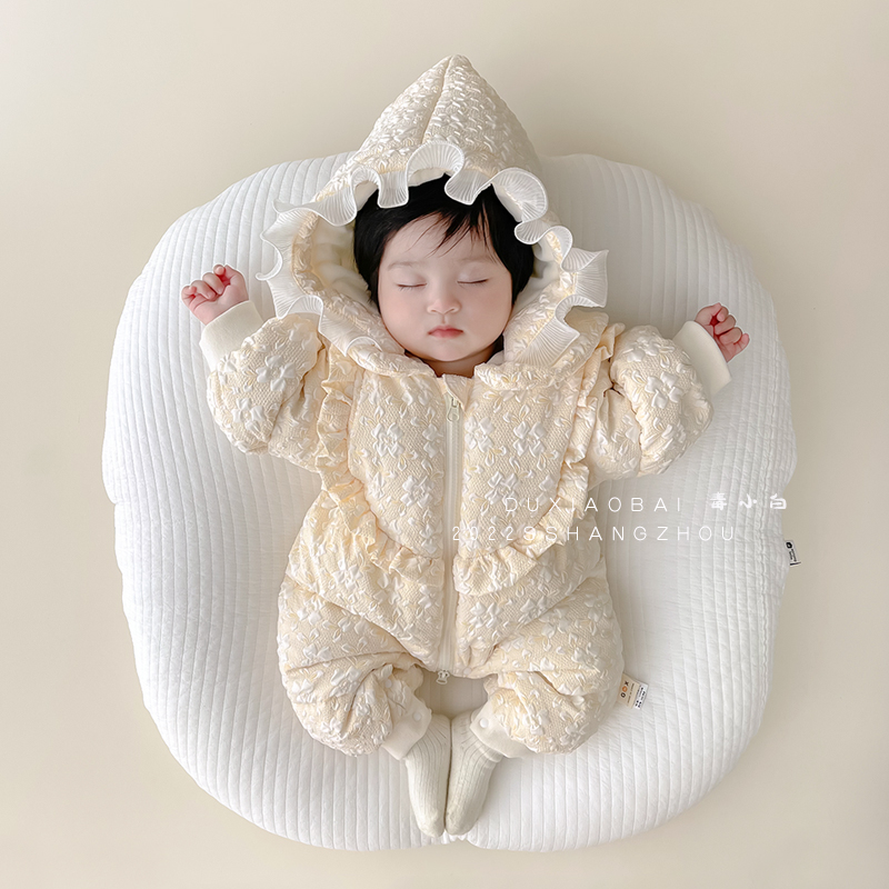 婴儿羽绒服连体衣女宝p宝超萌满月公主哈衣百天冬季保暖抱衣外出