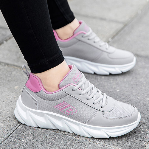 春季女鞋防滑妈妈鞋中年休闲跑步运动鞋女老年皮面防水旅游鞋波鞋