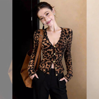 绝美巨好看的豹纹V领T恤开衫女气质洋气春季内搭打底时髦修身上衣