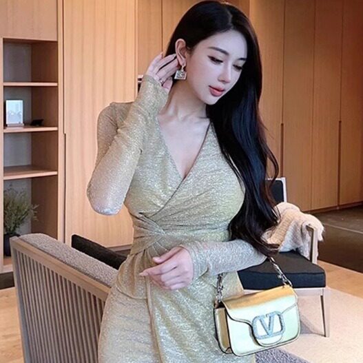 简约名媛风褶皱V领气质连衣裙女神范收腰修身生日宴会新款短裙