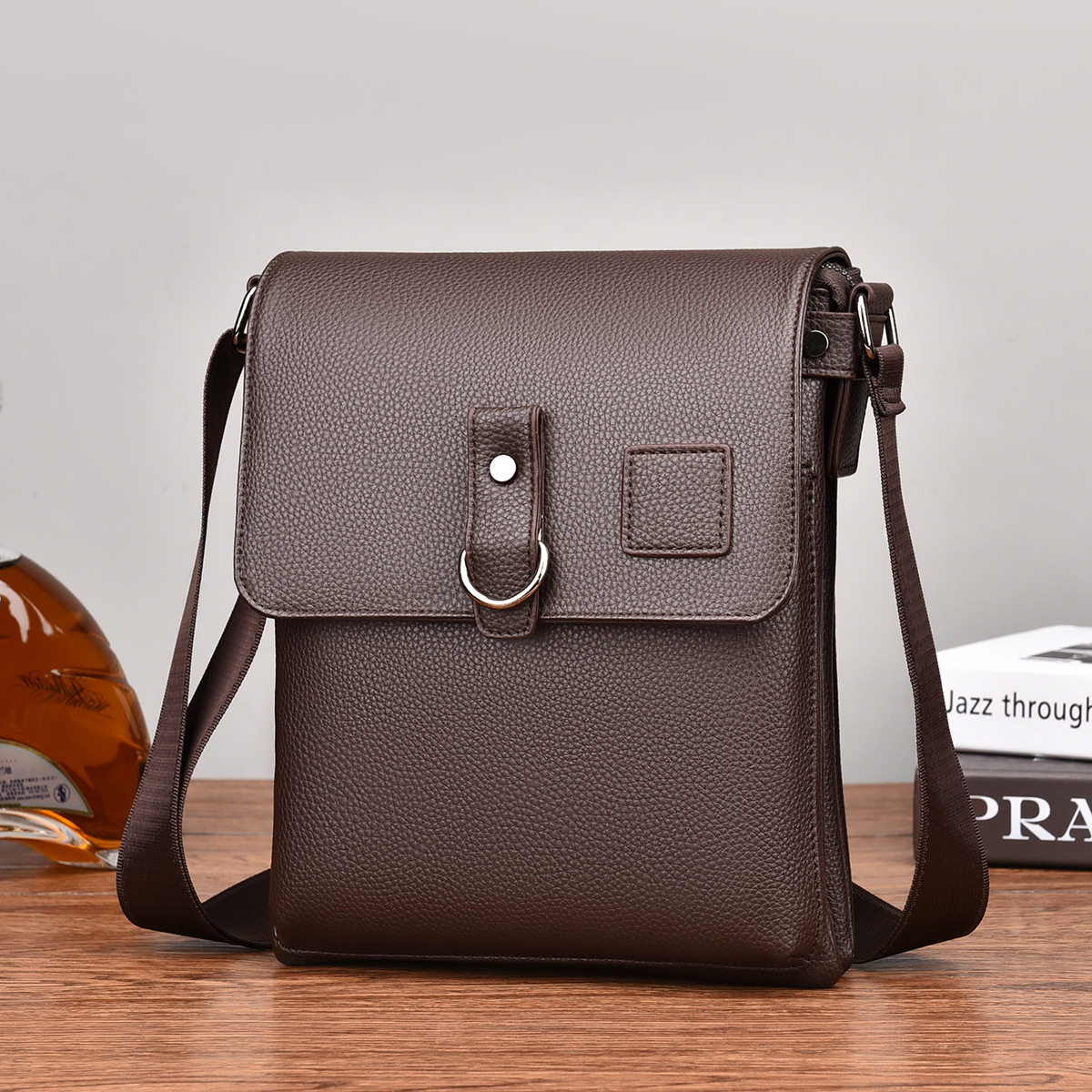 新款男士高级感单肩包时尚休闲斜挎包轻便大容量男款包包防水