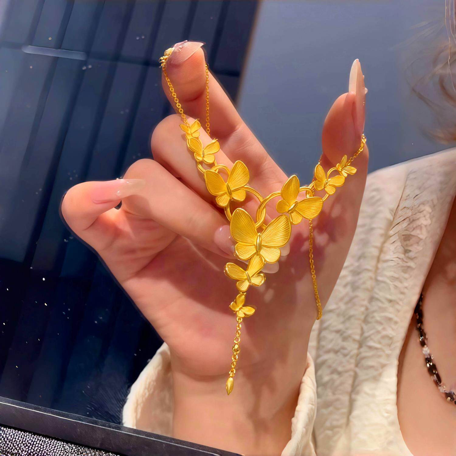 蝶恋花项链锁骨链女精致设计感婚嫁黄金色仿真三金轻奢长款颈饰