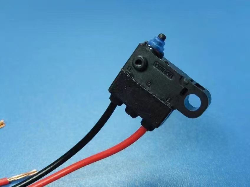 供原装OMRON 欧姆龙 D2HW-C202M 密封防水微动开关常闭型下出引线