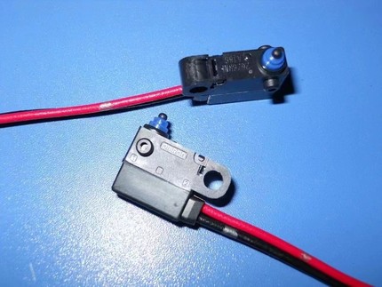 供原装欧姆龙D2HW-C202MR 车载门锁微动开关 超小型防水开关常闭