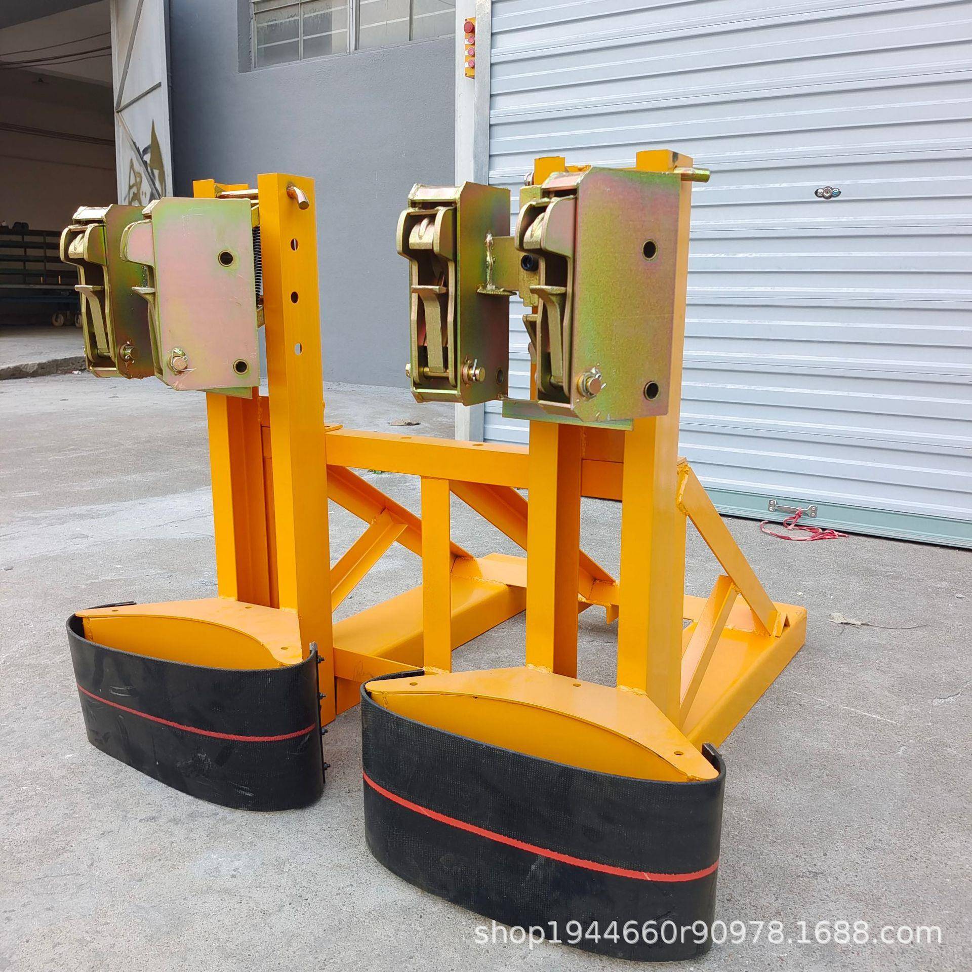 厂家重型油桶夹1500kg三油桶夹具叉车鹰嘴三桶油桶夹抓桶器