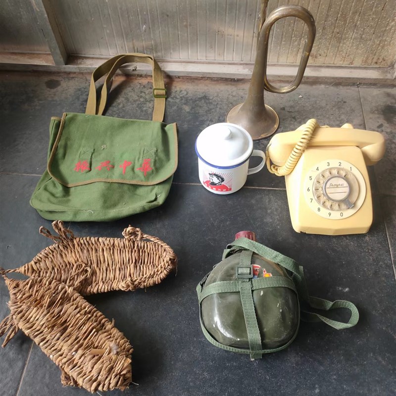 红色怀旧老物件行军壶冲锋号草鞋挎包茶杯复古电话机革命道具摆件