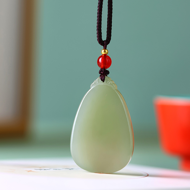 天然和田玉湖水绿水滴形玉石吊坠项链女百搭挂件颈饰带证书