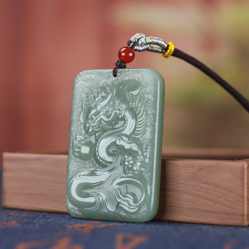 天然和田玉龙形吊坠湖水龙牌绿色玉石挂件男女款工艺品颈饰