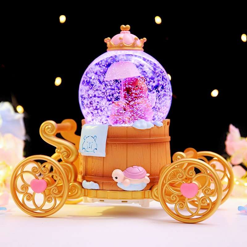 憨态卡皮巴拉马车水晶球八音盒飘雪音乐彩灯发光房间装饰儿童礼物