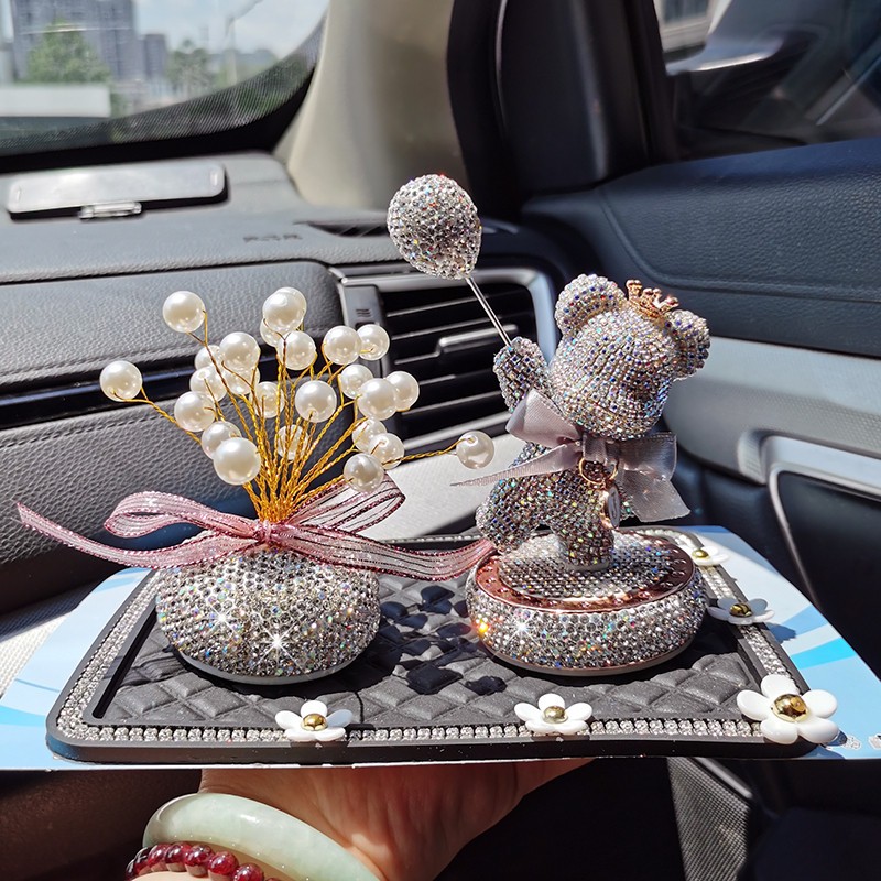 高级感镶钻暴力熊车载香薰水摆件汽车内中控台上装饰品女创意礼物