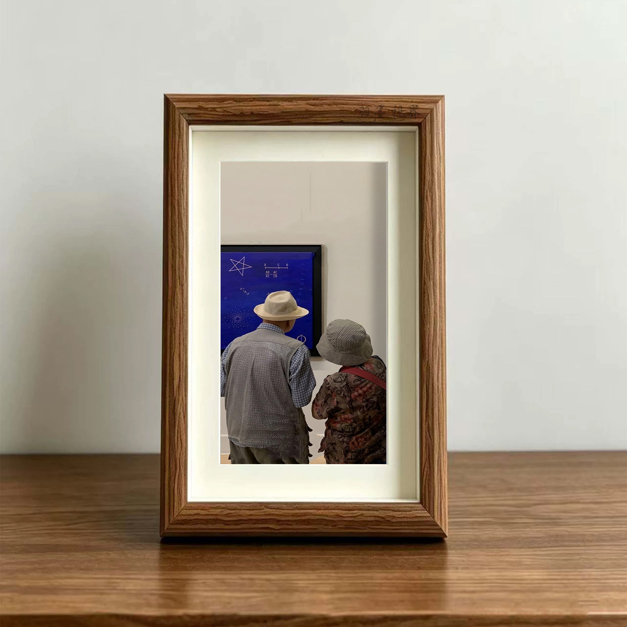 老夫妻看展温馨场景装饰画文艺氛围感桌面摆件卧室房间挂画