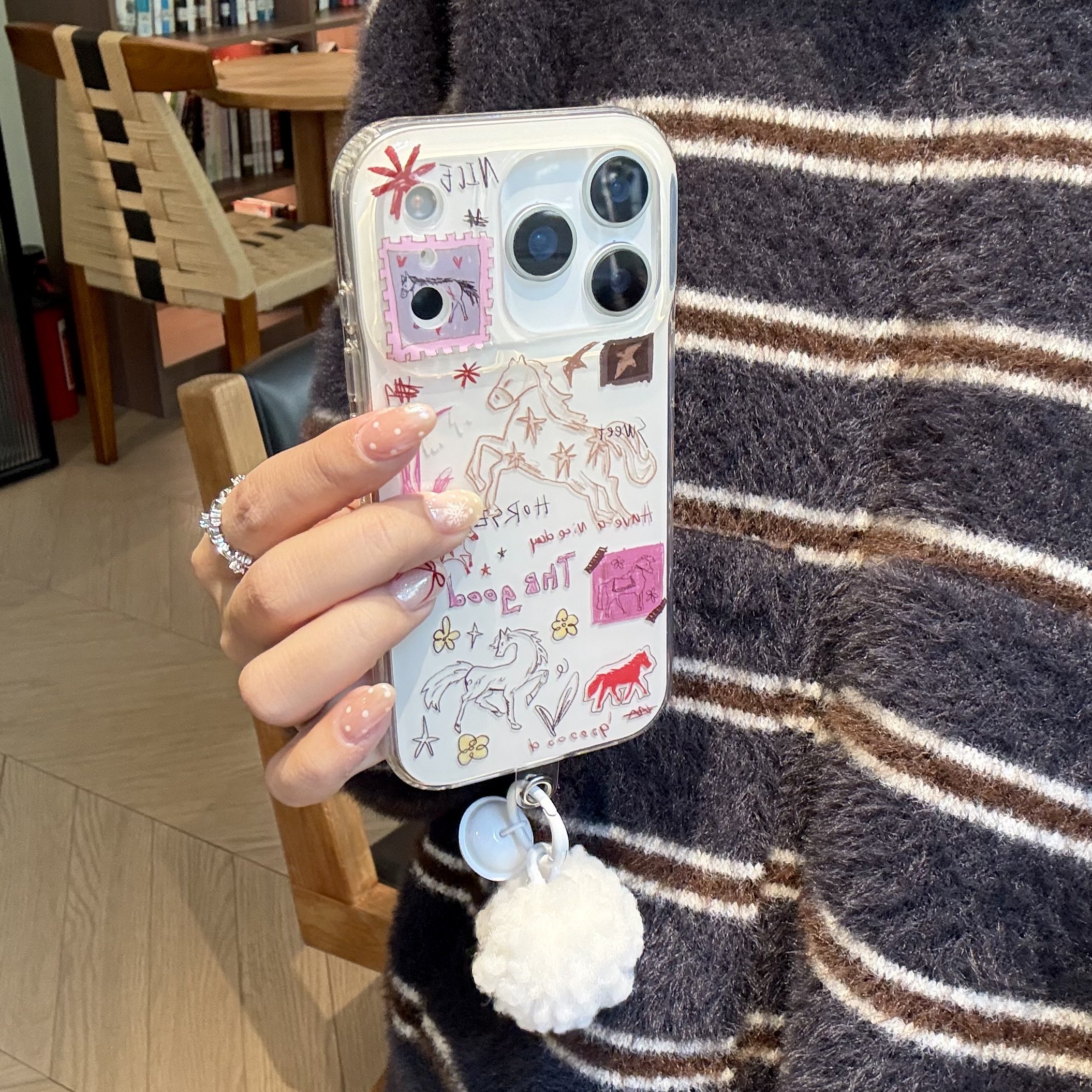 双层涂鸦马毛球吊坠适用iPhone17promax手机壳16苹果15卡通14可爱13铃铛气囊防摔马年新年粉色女保护套高级感,3C数码配件,手机保护套/壳,淘宝优惠券,粉丝福利购,淘宝优惠卷