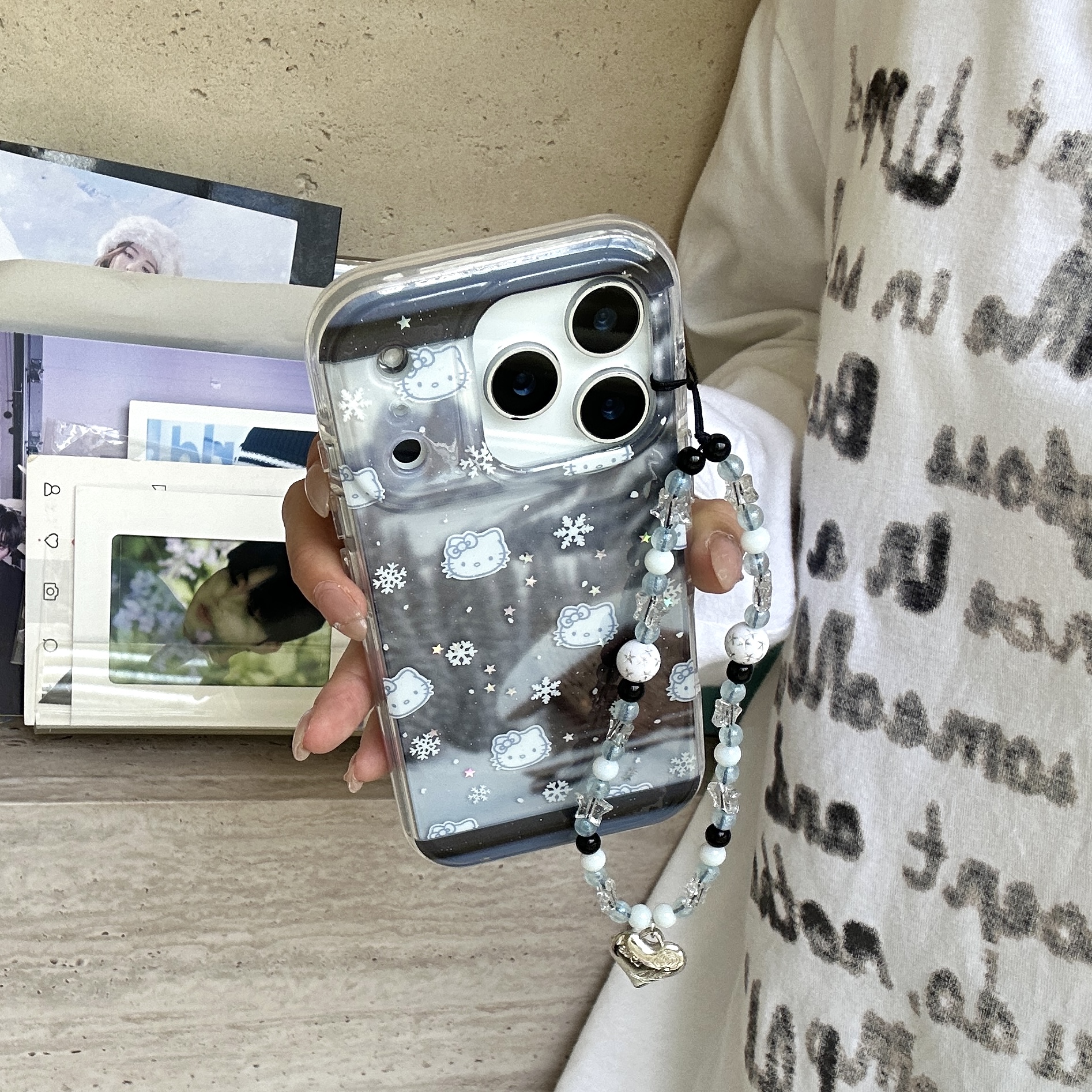 闪粉秋冬森林木屋kitty适用iPhone7promax手机壳16苹果15新年2026爆款14pm全包气囊防摔13手链保护套高级挂绳