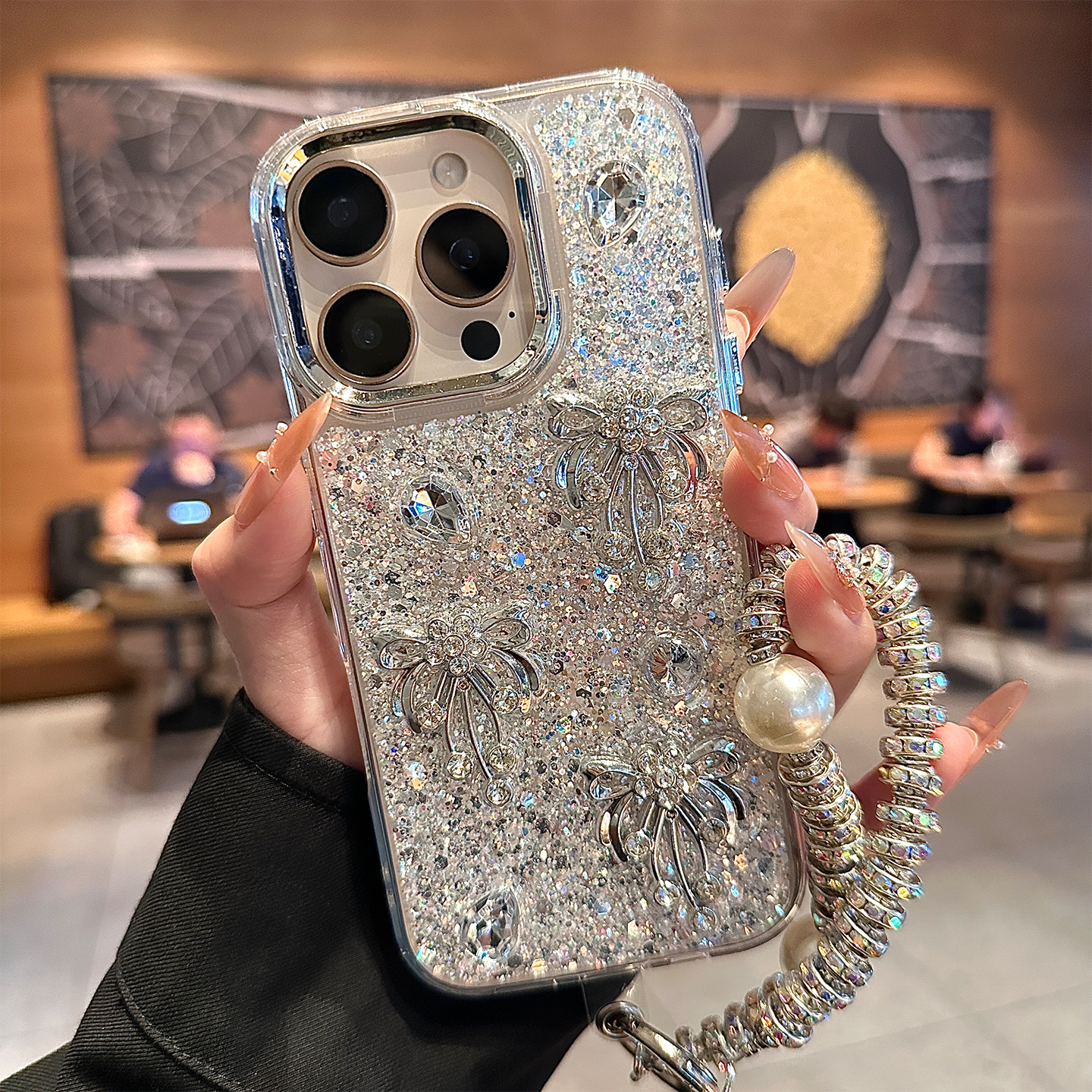 适用苹果16promax手机壳新款立体水钻蝴蝶结iphone15pro保护套高级感小众14pm全包防摔13时尚轻奢16pro带手链