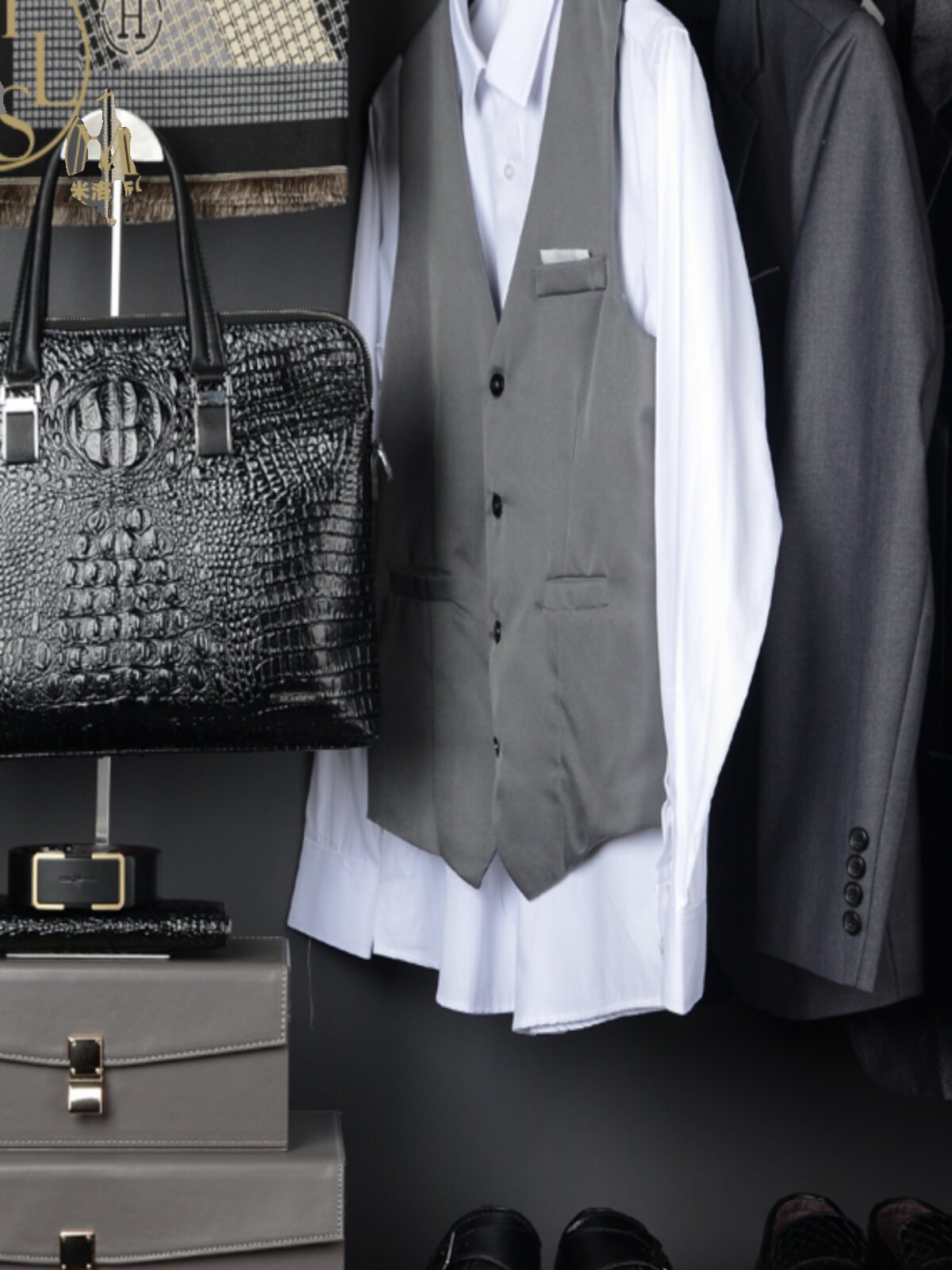 高级灰样板房商务男士衣帽间手提包皮带围巾储物盒白衬衣西装摆件