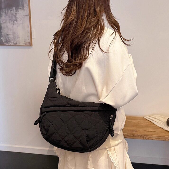 2025秋冬新款包包女斜挎包大容量纯色菱格羽绒通勤轻便单肩饺子包