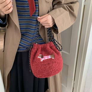 小众可爱毛茸茸小狗水桶包包女2025新款斜挎包休闲百搭通勤单肩包