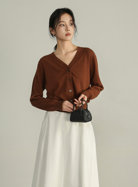 AIRIQI奥莱女装V领针织衫都市通勤简约显瘦短款开衫AF41KS317