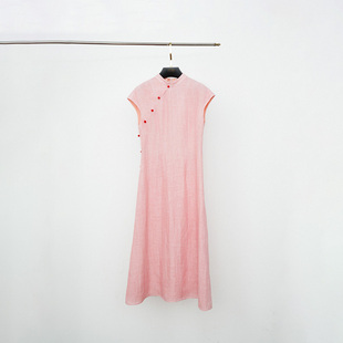 门里门外2025年夏季 粉色天丝亚麻旗袍连衣裙小个子高级感设计感 款