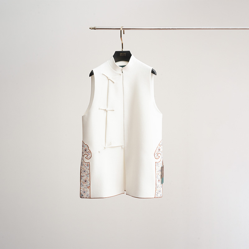 门里门外白色丝毛侧如意绣花片马甲BC25CM0350D