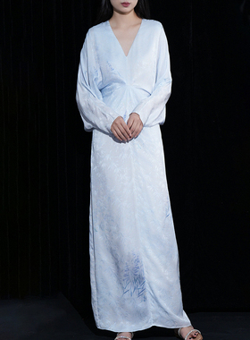 门里门外淡蓝色竹叶花朵花萝连衣裙深V领暗纹提花收腰BV24XQ0095R