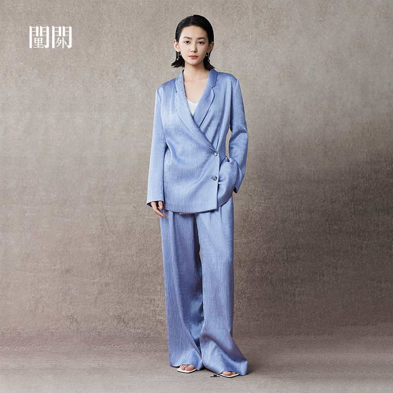 门里门外25年新款摩登中性冰川蓝压褶醋酸西装套装休闲高级感女装
