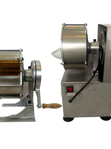 Коммерческая рука встряхнуть электрический нарезанный измельченный самолет планар, картофель, морковь измельченные и разрезание овощных артефактов