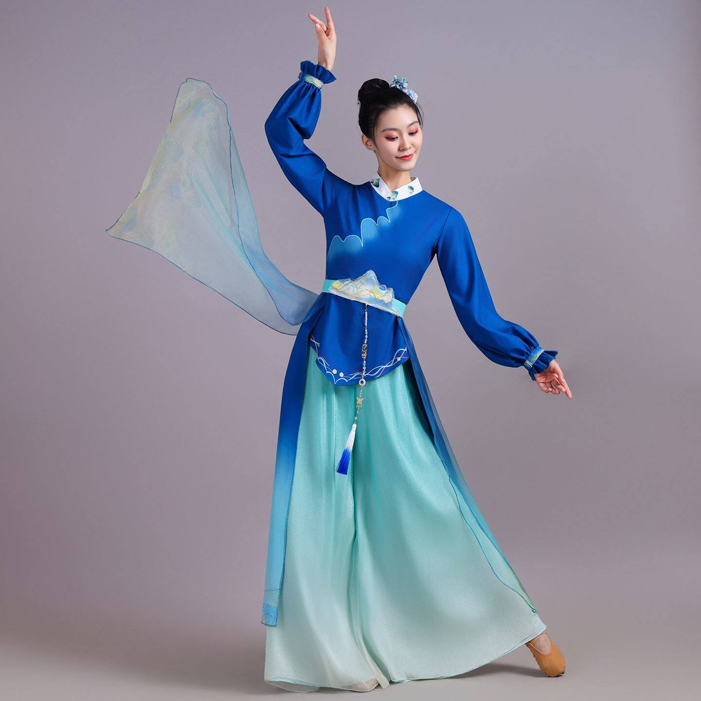 千里江山汉服只此古典青绿古典舞演出服飘逸裙摆中国古风表演舞蹈