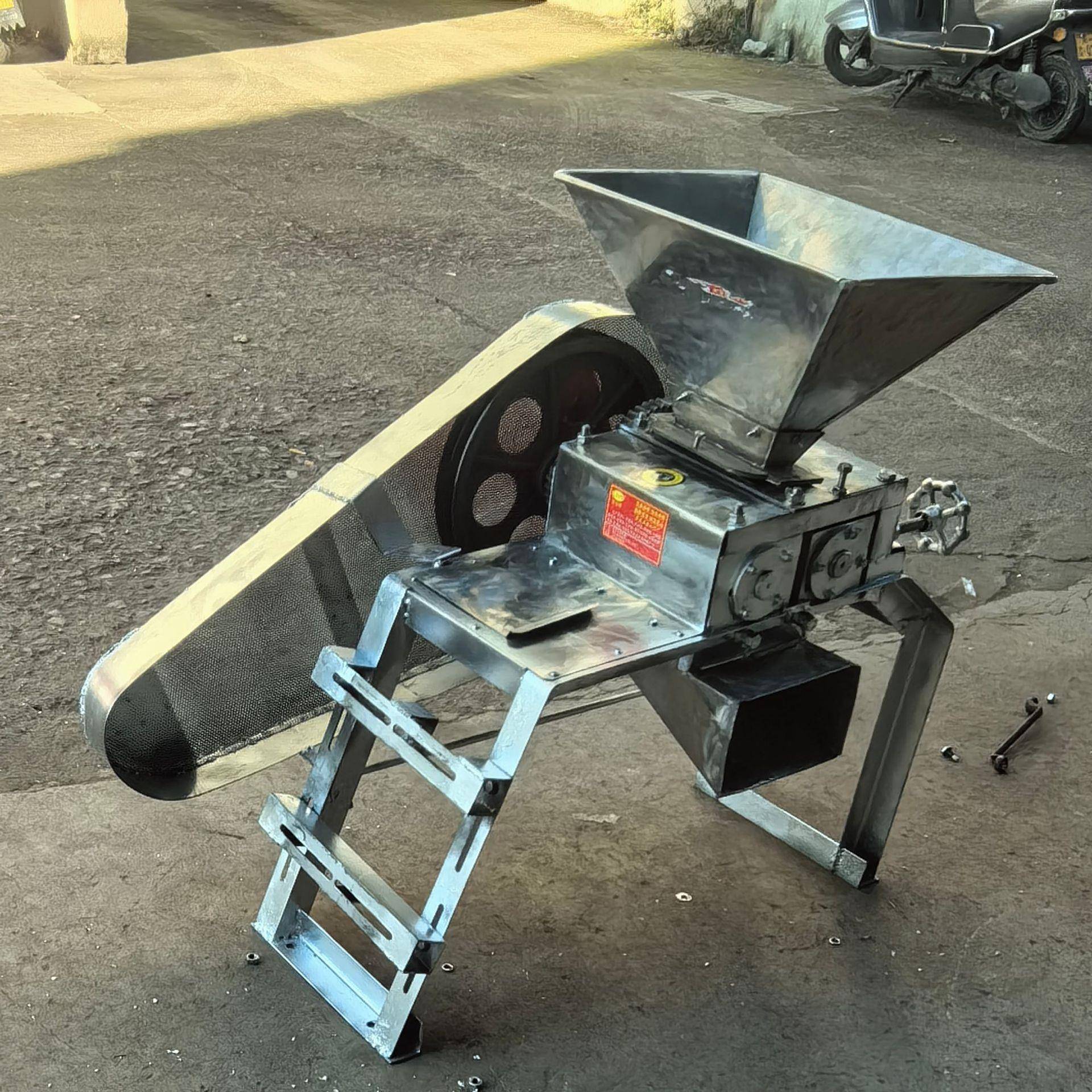 不锈钢糕粉机年糕打粉湿米粉碎机滚筒对辊式碾压挤扁机米片压扁机