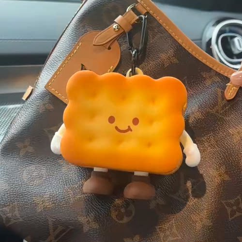 可爱车钥匙零钱耳机迷你小包挂件女卡通收纳包儿童玩偶公仔蘑菇包
