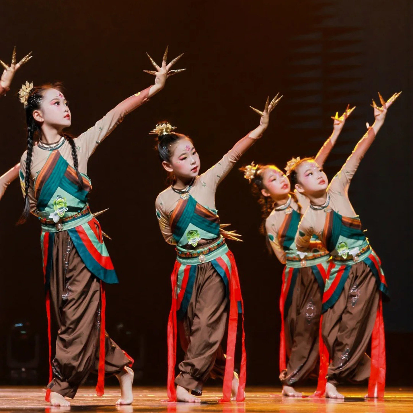 西夏公主演出服西域敦煌伎乐飞天舞蹈服云川之舞道具古典舞表演服 - 实物图