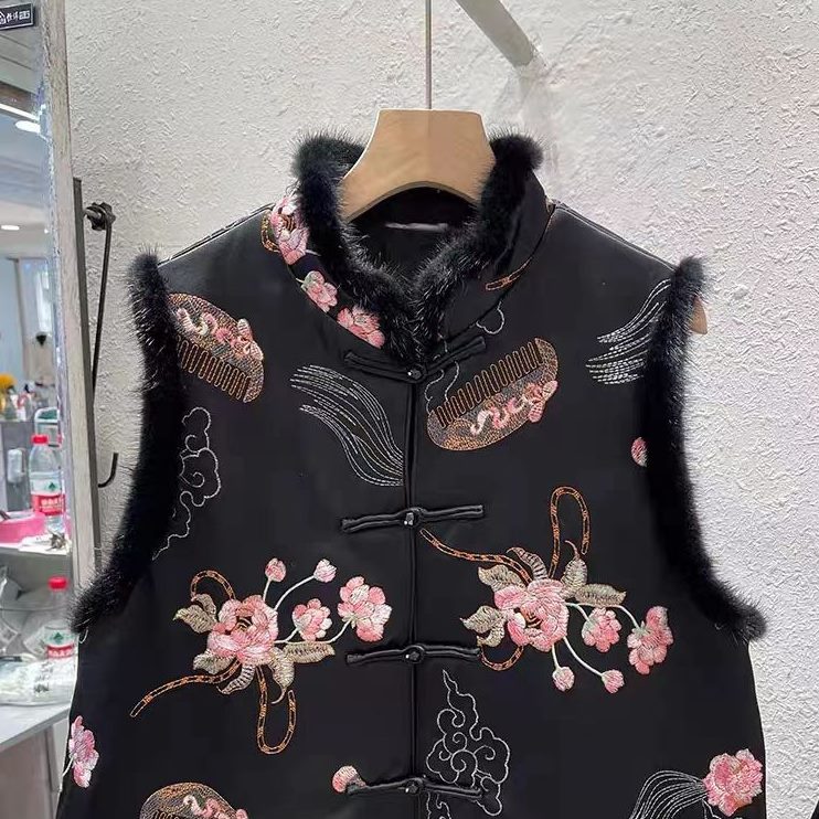 边国风新款重工印花马甲外套立领冬装。马夹盘扣毛毛上衣女新中式