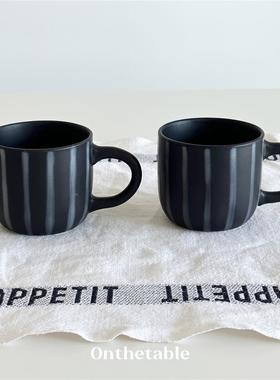 Onthetable - 哑光粗陶条纹黑色陶瓷马克杯 釉下彩家用水杯 330ml