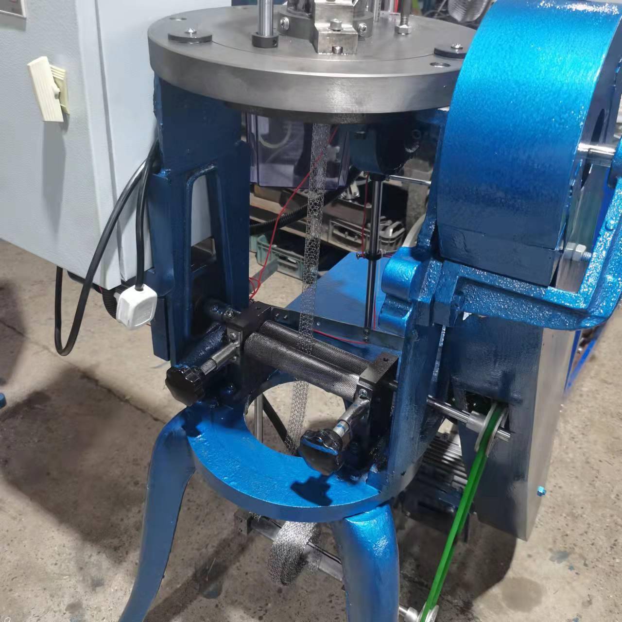 各规格全自动金属丝气液过滤网圆筒状编织机公司自主研发专有技术